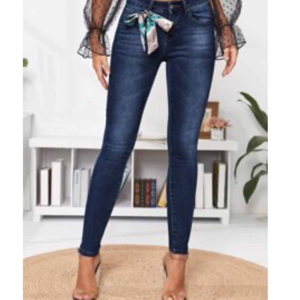 NWT Jeans size 6 (medium). Dark wash skinny jeans with removable scarf